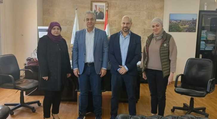 عضو مجلس بلدية صور تزور بلدية صيدا تقديرًا لجهودها خلال الحرب