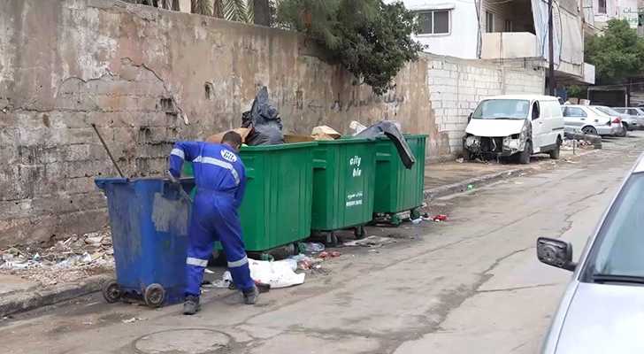 بلدية برج البراجنة تواصل تنظيم عملية وضع النفايات في الحاويات