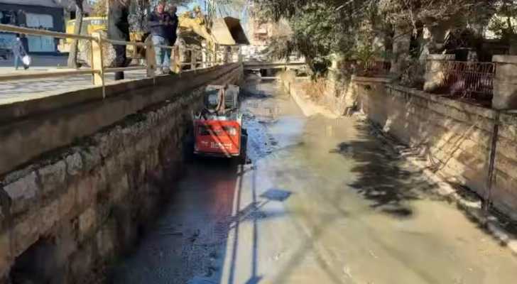 بلدية بعلبك تبدأ ورشة جديدة لتنظيف مجرى نهر رأس العين