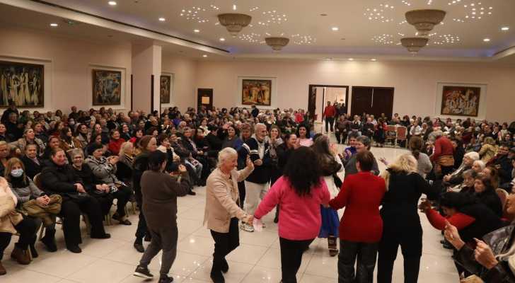 بلدية برج حمود تقيم حفلة خاصة بالمسنين شملها توزيع هدايا العيد