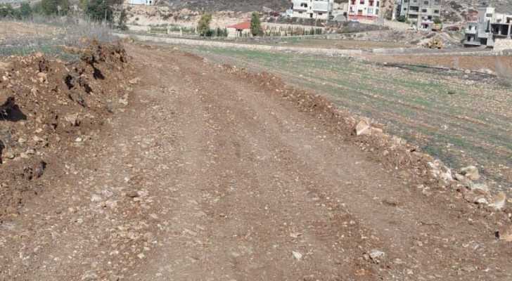 إنجاز شقّ ثلاث طرقات زراعية في بلدة برعشيت