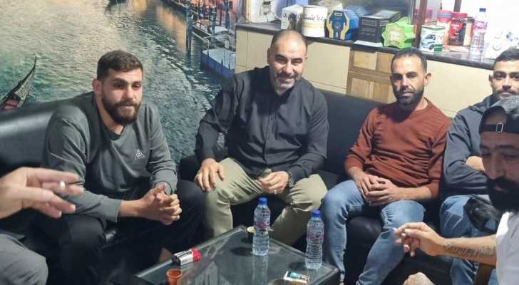 تعزيزاً للشراكة مع الشباب.. رئيس بلدية طيردبا يلتقي مُرتادي أحد مقاهي البلدة