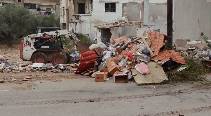 بلدية الكفور – تول تنفّذ أعمال تنظيف وإزالة مخلّفات من الطرقات والأماكن العامة