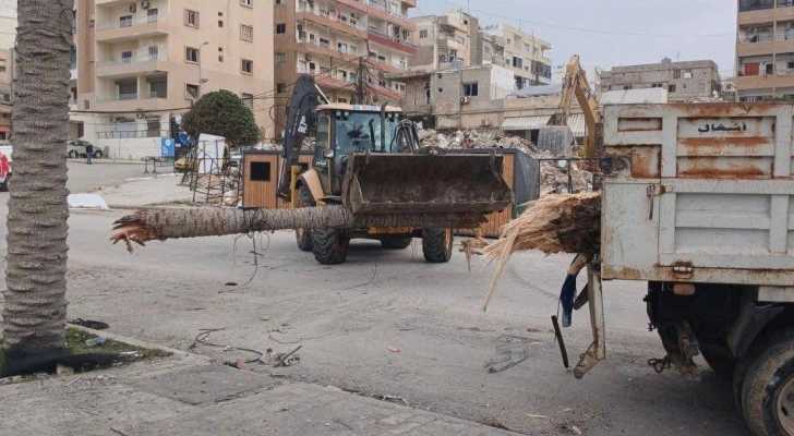 بلدية صور تباشر إزالة آثار العدوان الإسرائيلي وفتح الطرق أمام المواطنين