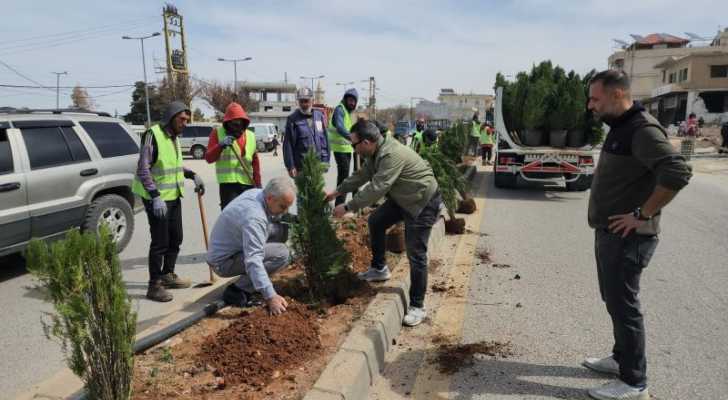 بالصور: إتحاد بلديات بعلبك وبلدية بعلبك يتابعان مشاريع زراعية تجميلية على الطريق الدولية