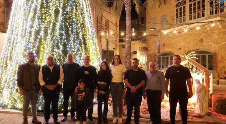 بلدية صور تُضيء شجرتي الميلاد استعدادًا لإطلاق القرية الميلادية
