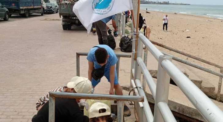 بلدية صيدا تنظّم حملة توعية وتنظيف لشاطئ المدينة بمشاركة متطوّعين