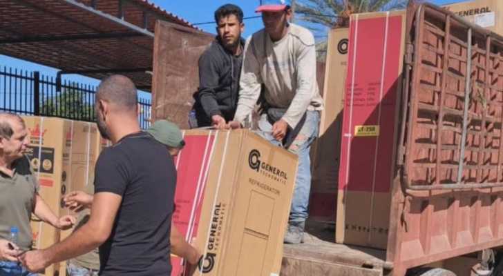 بلدية علما الشعب توزع مستلزمات منزلية على الأهالي الصامدين