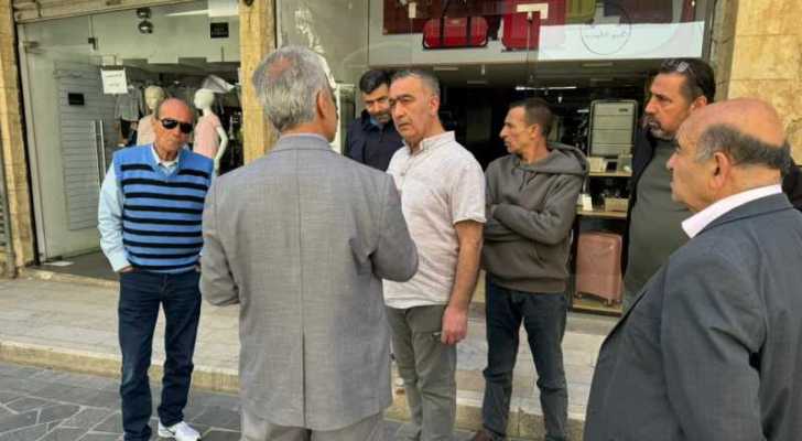 رئيس بلدية بعلبك يجول على المحال في السوق التراثي ويستمع لمشاكل التجار