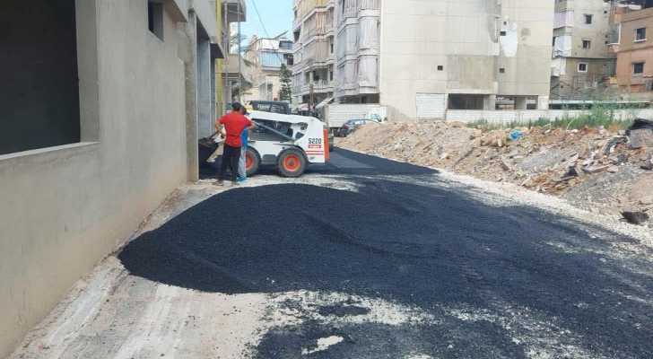 بلدية برج البراجنة تتابع أعمال تأهيل وتعبيد الطرقات المتضررة جراء العدوان