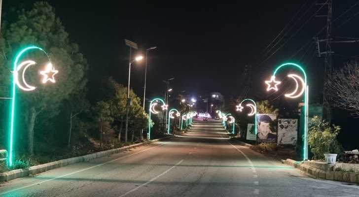 بلدية طيردبا تضيء شوارع البلدة بالزينة الرمضانية