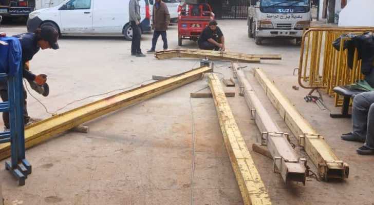 بلدية برج البراجنة تواصل إصلاح الأعمدة الكهربائية التي تضررت في الحرب 
