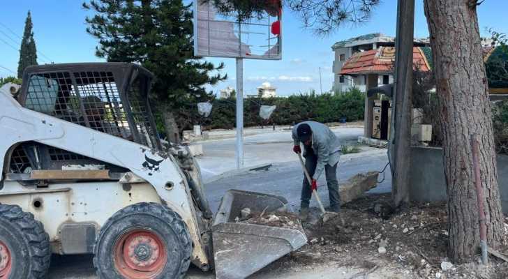 بلدية زبقين تواصل لليوم الثالث تنظيف الطريق العام ورفع النفايات والردميات