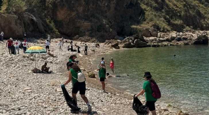 بلدية جبيل تدعم حملة لتنظيف الشاطئ والمرفأ الأثري بمناسبة اليومين العالميين للبيئة والبحار