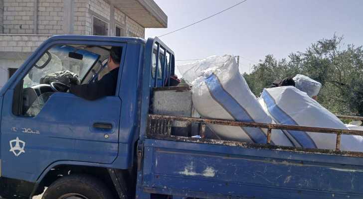 بلدية القنطرة توزّع بطانيات شتوية دعماً للأهالي