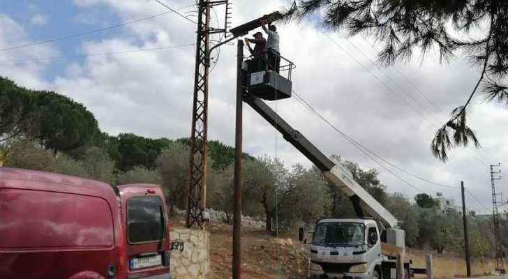 بلدية شقرا تباشر أعمال تمديد شبكة جديدة من لمبات الطاقة الشمسية