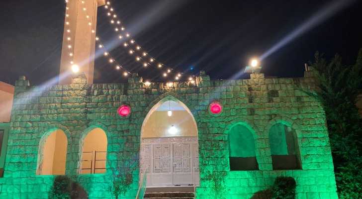 بلدية بستيات تُضيء جامع البلدة وشوارعها استقبالاً لشهر الخير