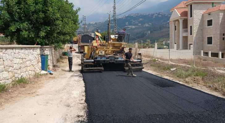 بلدية كفرفيلا: فرق وزارة الأشغال تنفذ أعمال تعبيد وصيانة لطرقات البلدة