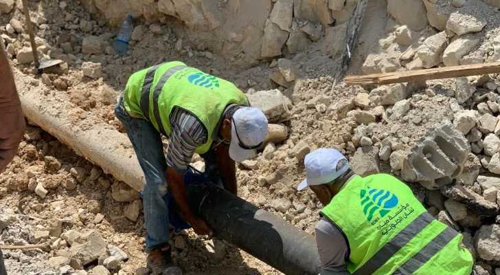 بلدية زبقين تنجز صيانة خط المياه الرئيسي وتعيد فتح الطريق المحاذي للحسينية