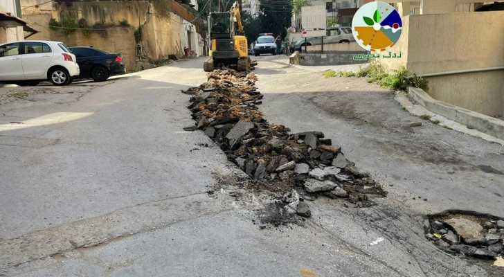 بلدية زوق مصبح تنفّذ أعمال حفر تمهيدًا لتزفيت الطرقات ضمن خطة تأهيل البنى التحتية