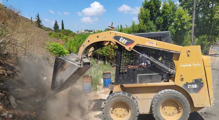 بلدية جبشيت تنفّذ حملة نظافة وتزيل النفايات والردميات من أحياء البلدة