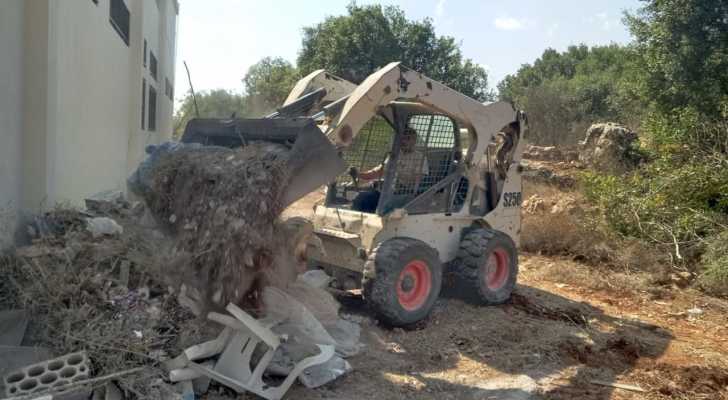 بلدية زبقين تنظّف محيط المدرسة الرسمية ضمن حملتها للحفاظ على بيئة سليمة