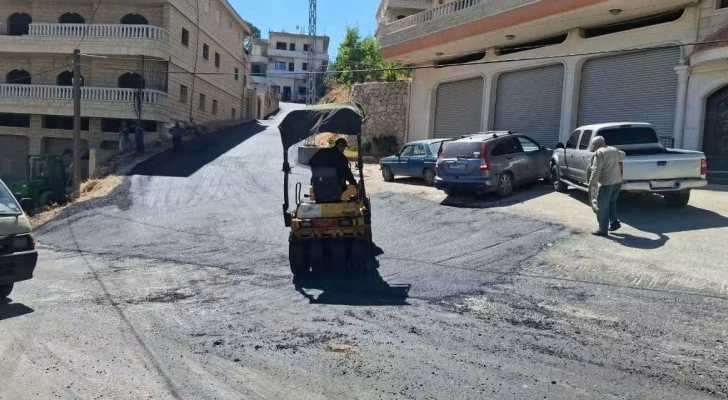 بلدية مشغرة تتابع أعمال تعبيد طريقي مهدي حمادي وعين أبو شنة