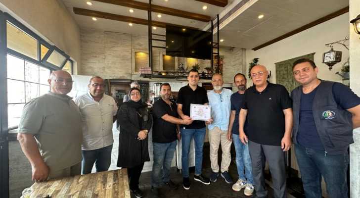 بلدية صور تمنح عدد من المطاعم شهادات تنويه لاستيفائهم شروط السلامة الغذائية