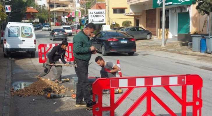 بلدية السلطانية تُصلح خطّ مياه أساسي على الشارع العام