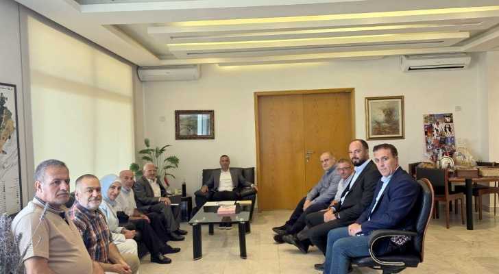 بلدية حولا تبحث مع وزير الزراعة دعم المزارعين وتعزيز صمودهم