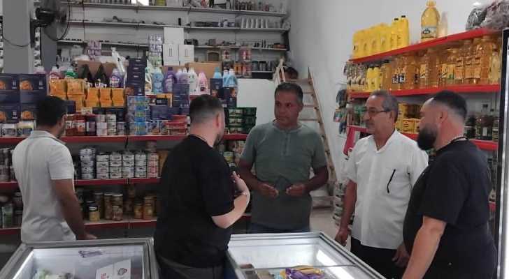 بلدية طورا تنفذ جولة رقابية على المؤسسات الغذائية وتوجّه إنذارات للمخالفين 