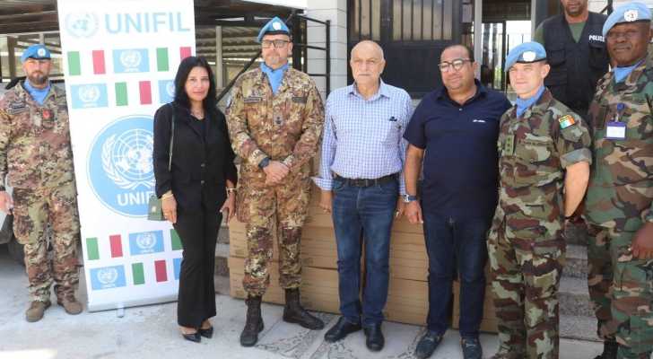 بلدية صور تتسلّم مساعدات من قوات اليونيفيل دعماً لقدراتها الخدماتية