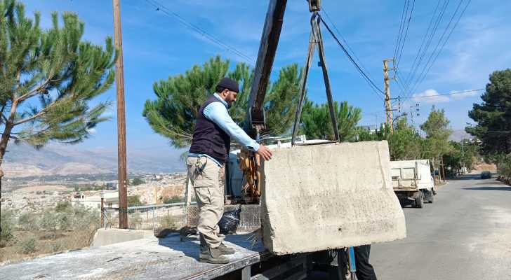 بلدية سحمر تنظم حركة مرور الآليات الكبيرة عند مدخل الطريق الجديد المؤدي إلى يحمر