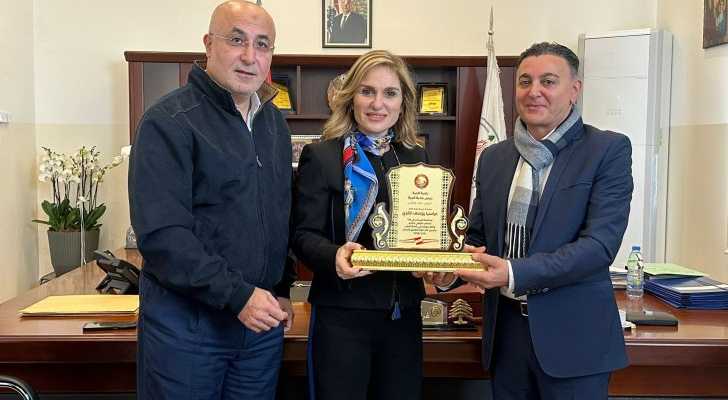 وفد بلديّة ومخاتير الجية يلتقي مديرة الجمارك ويبحث في شؤون البلدة