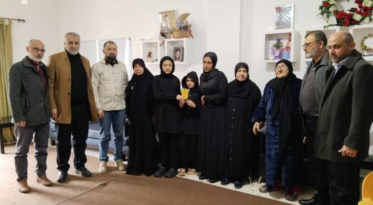 العمل البلدي يزور عائلة الشهيد المُسعف علي سويدان ويقدم درع تقديريّ