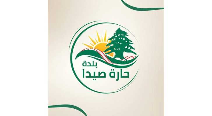 رئيس بلدية حارة صيدا يشرف على توزيع مساعدات للنازحين في مجمع الكرامة