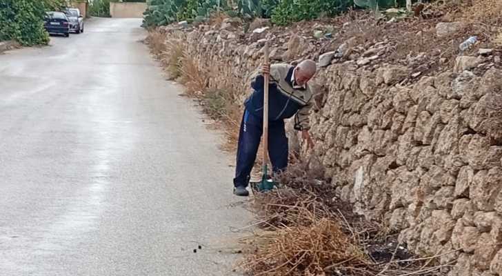 استمرار أعمال تنظيف الشوارع في بلدية الشعيتية ومالكية الساحل