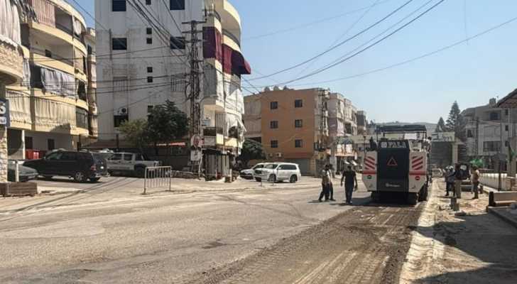 بلدية كفررمان تستكمل أعمال تعبيد الطريق الرئيسية من المفترق حتى ثانوية البنات
