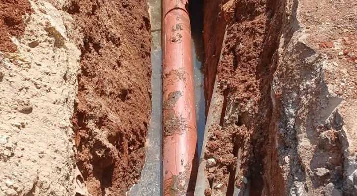 بلدية برج البراجنة تستبدل أنبوب صرف صحي في المنشية ضمن أعمال تحسين البنية التحتية