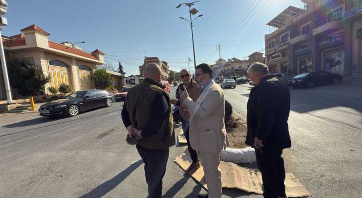 بلدية بعلبك تتابع أعمال دهان الأحواض الوسطية