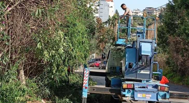 بلدية بعبدا – اللويزة: أعمال تشحيل وتنظيف على طريق مدرسة الحكمة