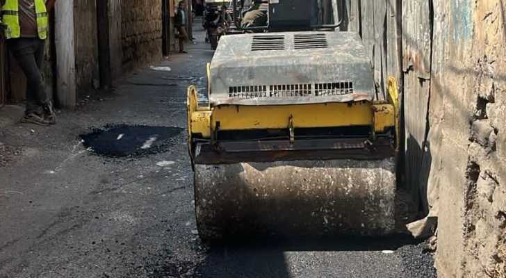 بلدية الغبيري تستكمل أعمال تزفيت الطرقات بعد معالجة الحفر والأضرار