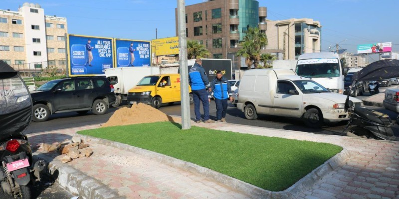بلدية برج البراجنة تنجز تركيب عشب اصطناعي على طريق المطار