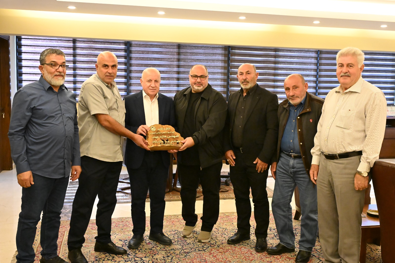 وفد من بلدية رشاف يزور رئيس مجلس الجنوب ويُقدّم له درعًا تكريميًا