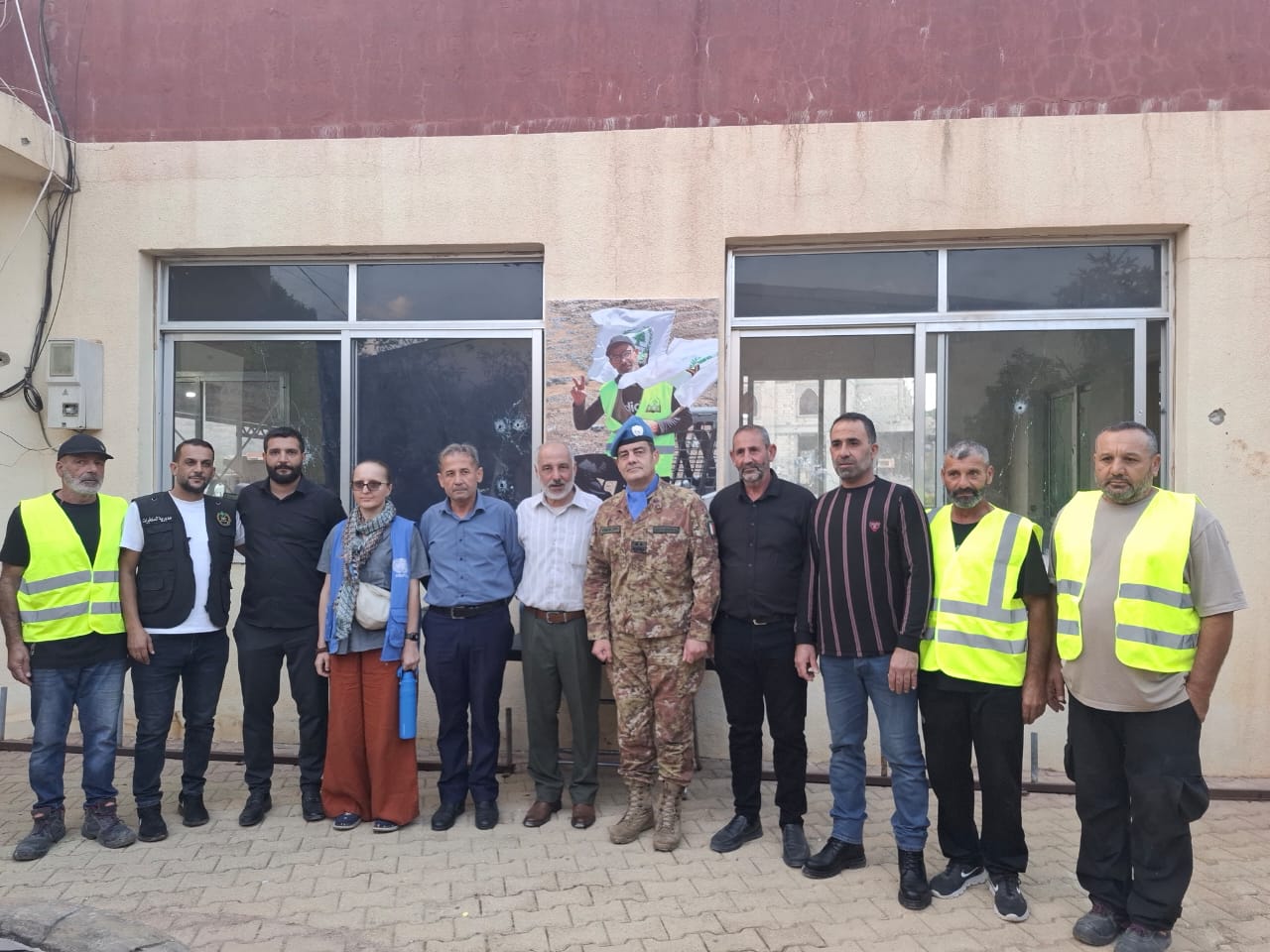 القائدُ العامُّ لليونيفيل يزورُ بلديةَ بليدا بعد حادثةِ اقتحامِ جيشِ العدوّ واستشهادِ موظّفِ البلديةِ إبراهيم سلامة