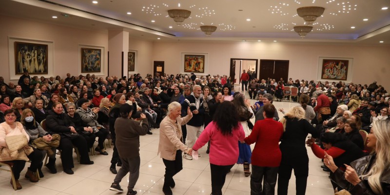 بلدية برج حمود تقيم حفلة خاصة بالمسنين شملها توزيع هدايا العيد