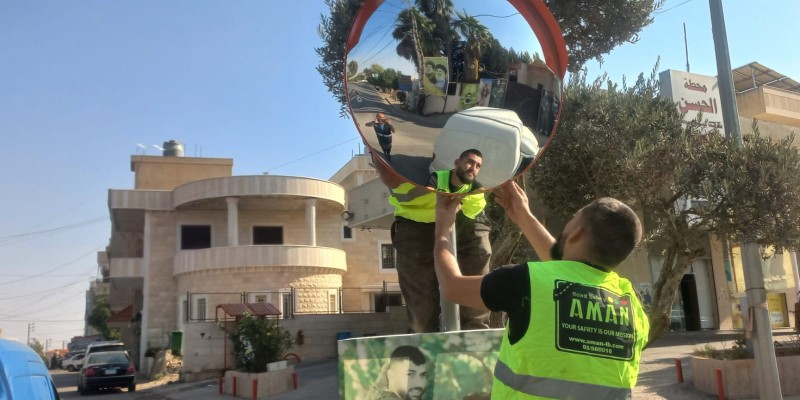 بلدية بنت جبيل تُباشر تركيب مرايا عاكسة لتعزيز السلامة المرورية